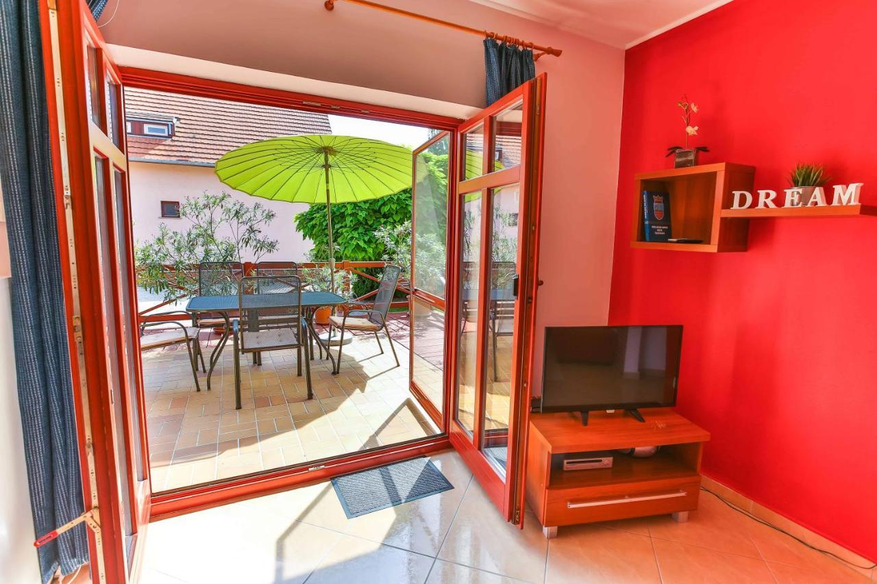 Sara-Lux Apartman Nyarliget Exteriör bild